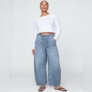 {BNWT} GAP Mid-rise Ultra Soft Easy Horseshoe Jeans. Super Cute and Comfy .